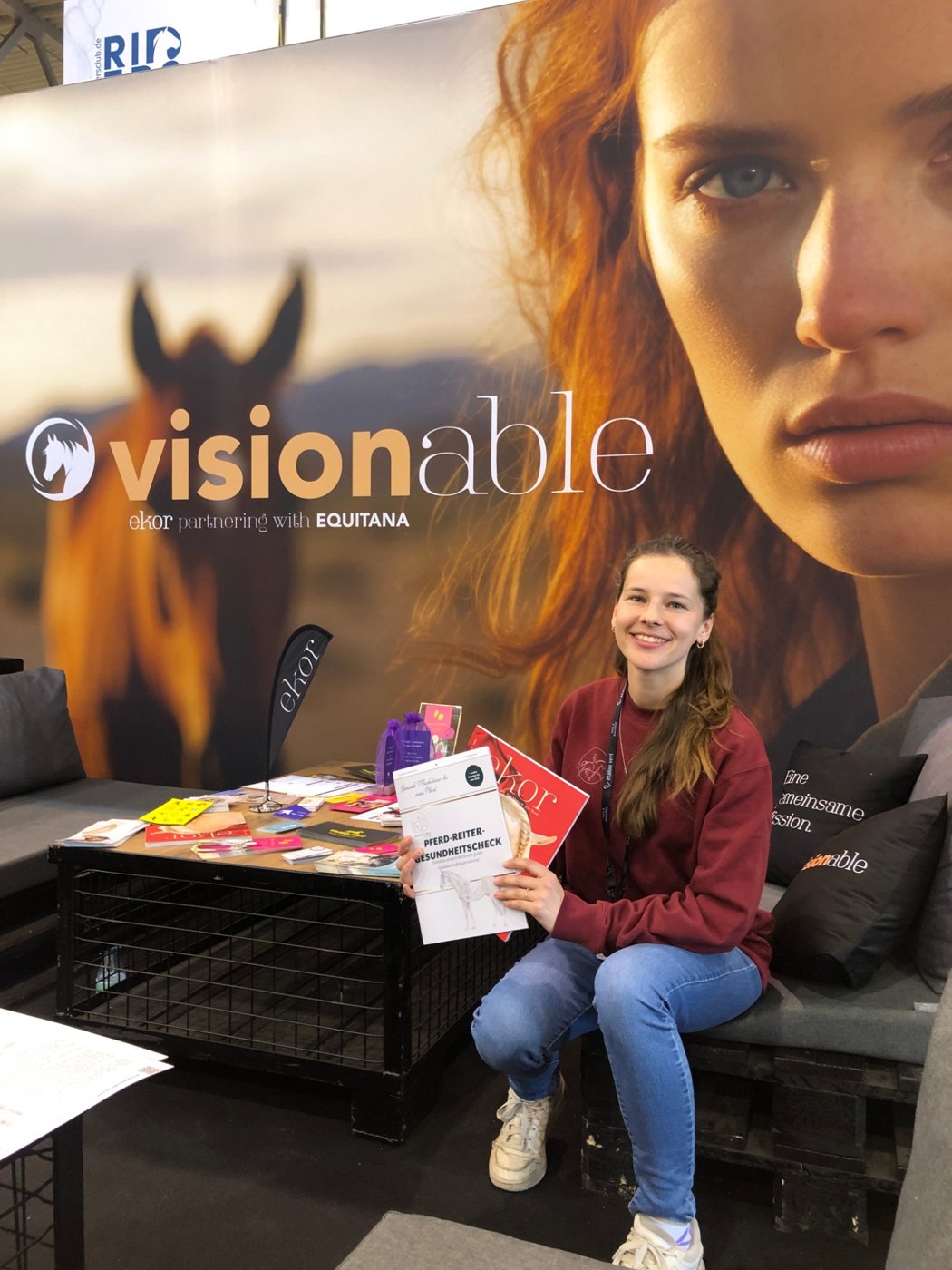 Sinah mit dem Pferd-Reiter-Gesundheitscheck am visionable-Stand auf der Equitana