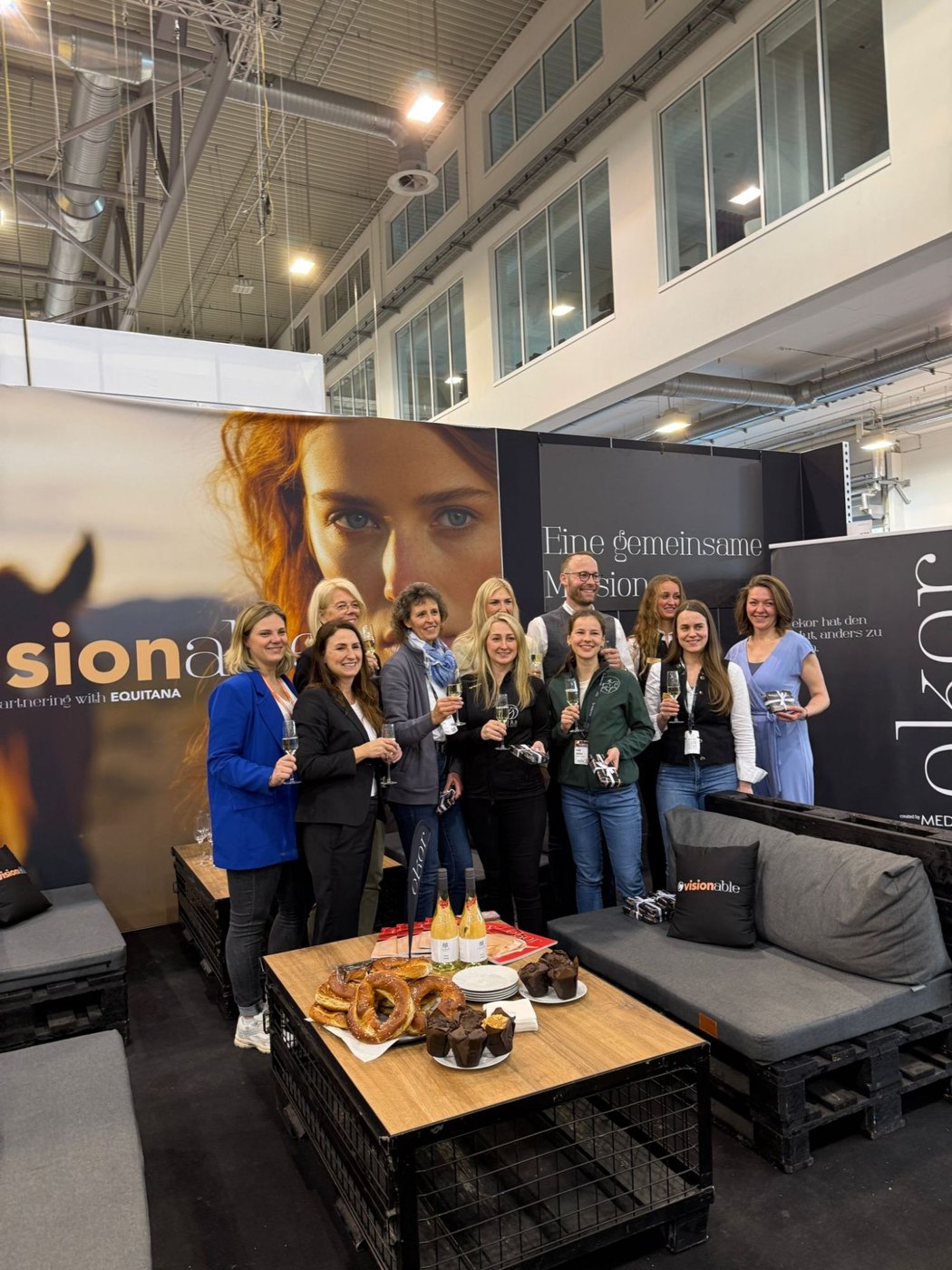 Sinah mit den Top 10 Visionaries 2025 auf der Equitana